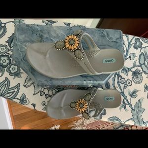 Oka B Women’s Flip Flop Sandals. Size 9